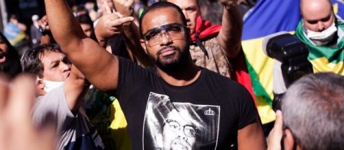 Emerson participando do protesto antifascista. (Arquivo Blasting News)