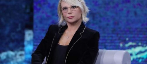 Maria De Filippi su Rai 1 per la conduzione di uno speciale sulla violenza di genere.