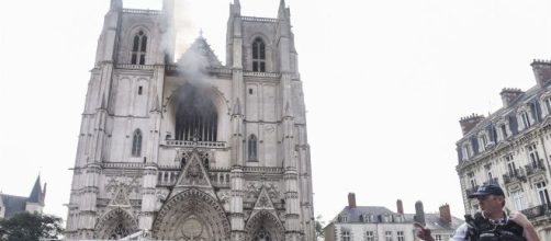 Violento incendio nella cattedrale Saint-Pierre-et-Saint-Paul a Nantes.