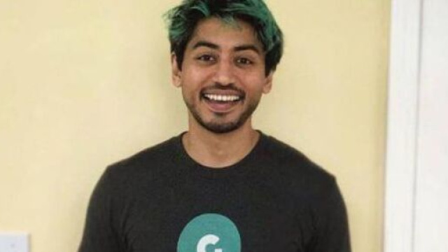 Fahim Saleh con la maglietta riportante il logo della Gokada, startup fondata da lui.