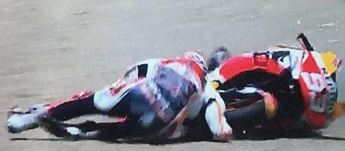 La caduta di Marc Marquez con la frattura dell'omero.