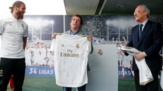 Sergio Ramos avec le maire de Madrid (Credit : José Luis Martinez-Almeida)