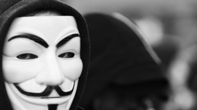 Anonymous sostiene che TikTok sia uno strumento di spionaggio gestito dal governo cinese.