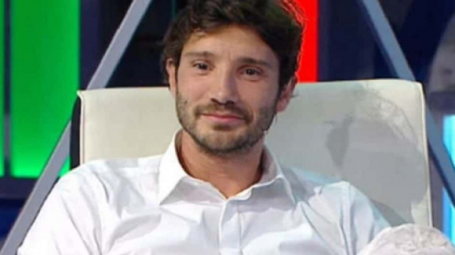 Stefano De Martino, smentito flirt con la giovane in barca: 'Si chiama Emma ed è fidanzata con un suo amico'.