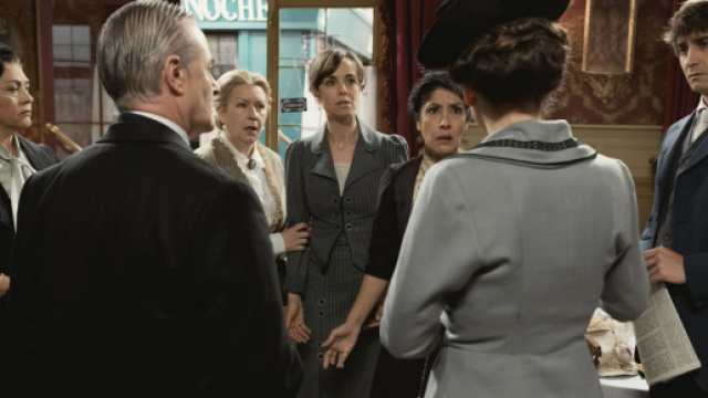 Una Vita, spoiler spagnoli: i vicini accusano Genoveva e Alfredo di averli rovinati.