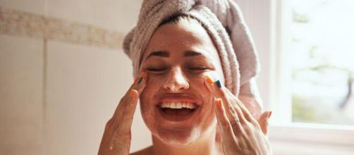 Cuidar da pele exige muito mais do que passar cremes no rosto. (Arquivo Blasting News)