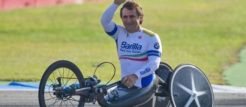 Alex Zanardi lascia l'ospedale di Siena.