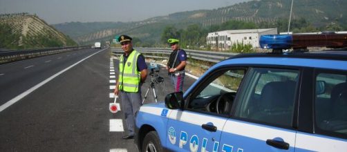 Un uomo ubriaco ha viaggiato in auto per sette ore: l'autista è stato fermato dagli agenti della stradale.