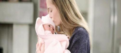 Anticipazioni Beautiful al 31 luglio: Hope tiene Phoebe tra le braccia e la chiama Beth.