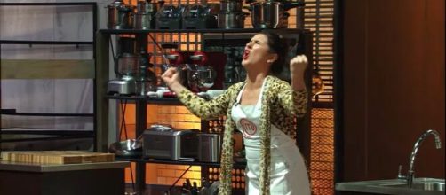 Jordana entrou na cozinha do 'MasterChef' gritando e não agradou o público que criticou nas redes sociais (Reprodução/YouTube)