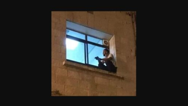 Un ragazzo si arrampica alla finestra della madre per darle il suo ultimo saluto.