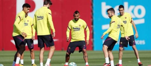 Varios futbolistas del F.C. Barcelona desoyen las medidas sanitarias para parar los rebrotes del mortal virus.
