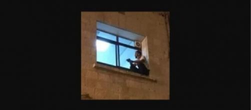 Jihad s’est assis devant la fenêtre de la chambre d'hôpital de sa mère tous les jours avant sa mort en raison du Covid-19, Capture/Facebook