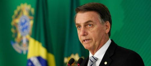 Bolsonaro conversa sem usar máscara com garis na área externa do Palácio da Alvorada. (Arquivo Blasting News)