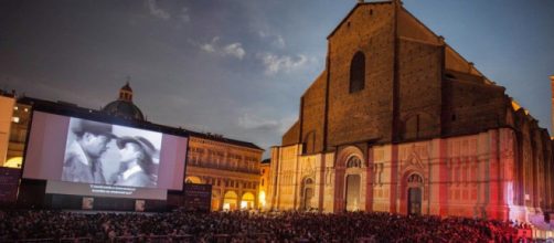 Bologna, goliardata di un 24enne: proietta film per adulti in piazza Maggiore
