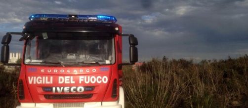 Brindisi, incendio nel deposito dell'ex Alfa Edile: domato dai Vigili del Fuoco.