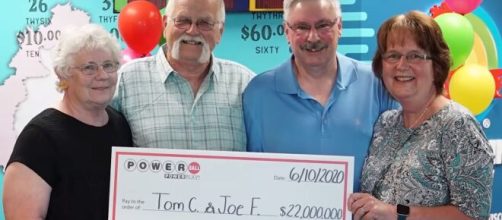 Homem ganha 22 milhões de dólares na loteria e divide prêmio com amigo. (Arquivo Blasting News)