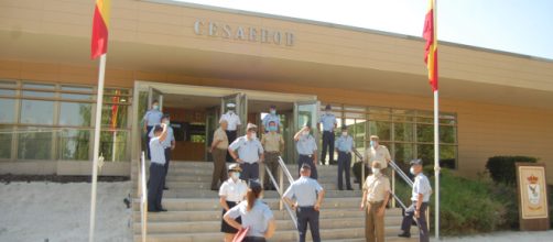 El personal militar del CESAEROB se reúne junto a la entrada príncipal del centro.