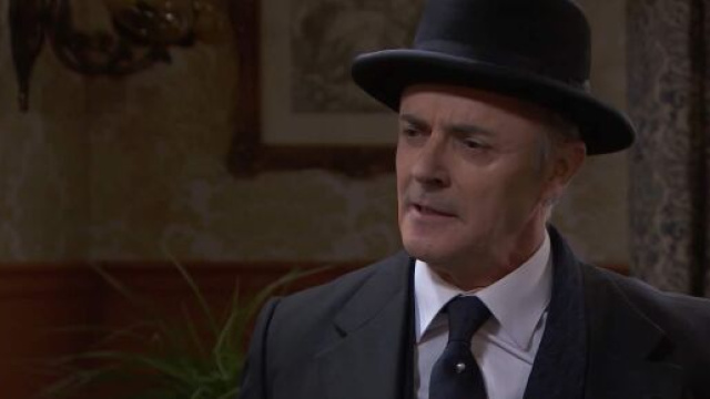 Una vita, spoiler Spagna: Alfredo passa una notte di passione con l'amante Eladio.