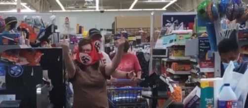 Casal é vaiado ao usar máscaras com suásticas em supermercado. (Reprodução/Fox News)