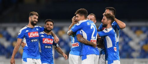 L'abbraccio di gruppo tra i giocatori del Napoli dopo la seconda rete segnata da Allan.