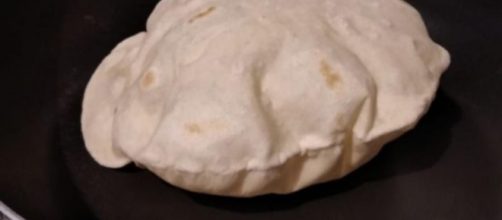 Pane arabo: la ricetta che prevede l'uso del lievito e la cottura in padella o in forno.
