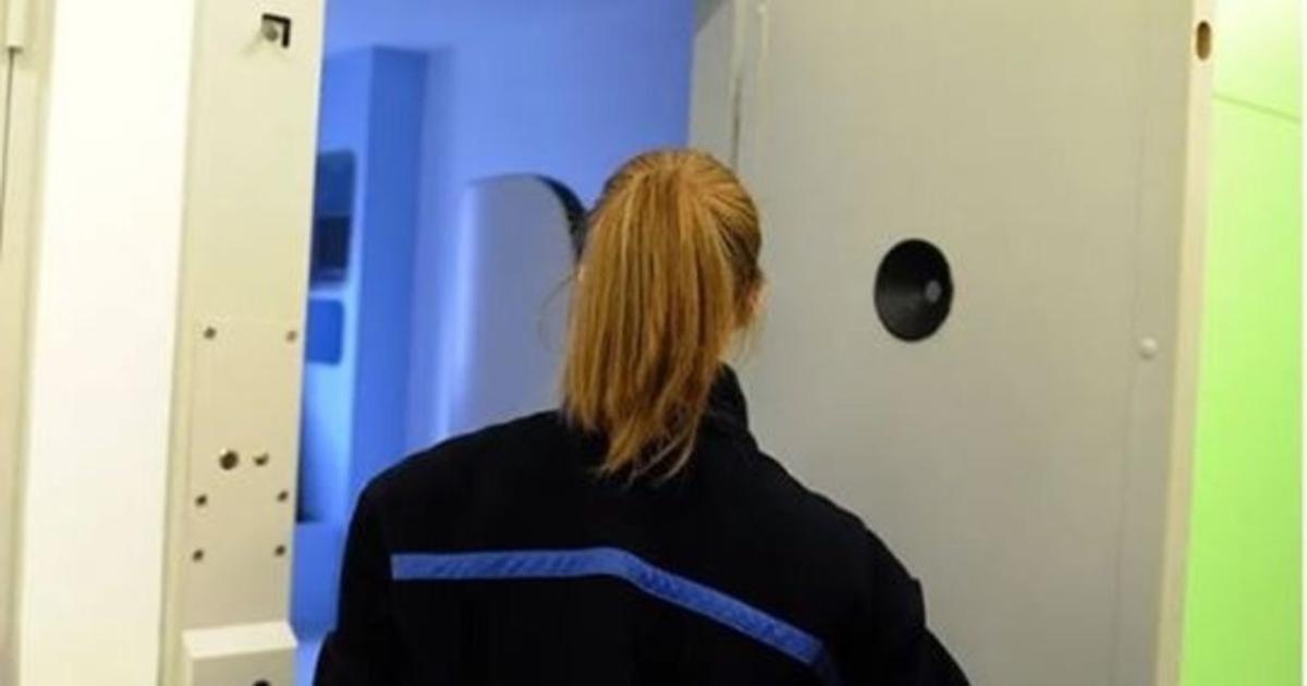Une gardienne de prison tombe amoureuse d'un détenu et le couvrait de cadeaux Une gardienne de prison tombe amoureuse d'un détenu et le couvrait de cadeaux