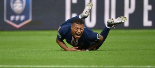 Kylian M'Bappé se blessant face à l'As Saint-Étienne. (Getty Images)