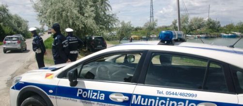 Ravenna, effusioni spinte presso l'area naturista di Lido di Dante: coppia multata per atti osceni in luogo pubblico.