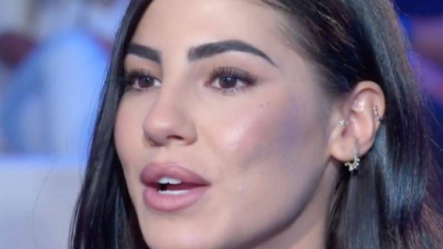 Giulia De Lellis commossa su Instagram: 'Mia nonna non sta bene, non sono tranquilla'.