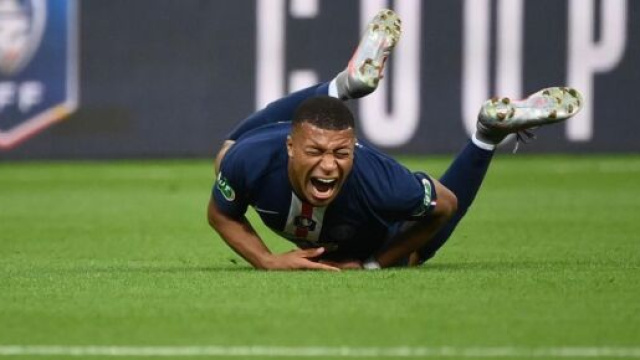 Kylian M'Bappé se blessant face à l'As Saint-Étienne. (Getty Images)