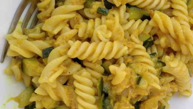 Pasta fredda: tonno, zucchine e curcuma.