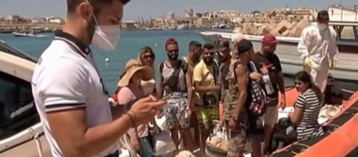 Lampedusa, 11 migranti tunisini sbarcano in tenuta vacanze e con barboncino al seguito.