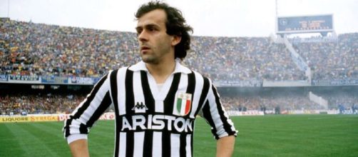 Michel Platini con la maglia della Juventus negli anni '80.