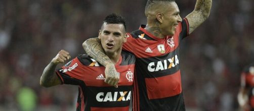 Os compatriotas Guerrero e Trauco brilharam no Flamengo e atuaram juntos pela seleção peruana. (Arquivo Blasting News)