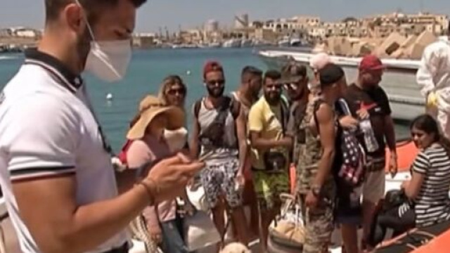 Lampedusa, 11 migranti tunisini sbarcano in tenuta vacanze e con barboncino al seguito.