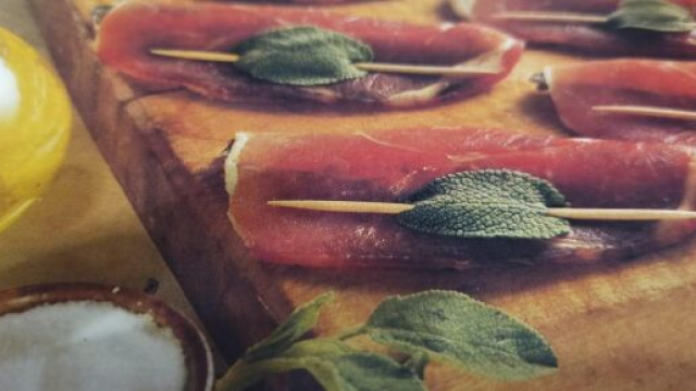 Le acciughe fresche con il prosciutto crudo.