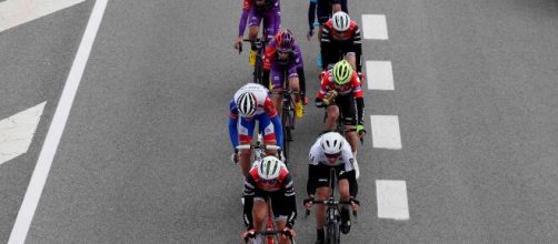 Vuelta a Burgos, tre ciclisti della Uae Emirates fermati prima della 2^ tappa perché entrati in contatto con un caso accertato di Covid-19.