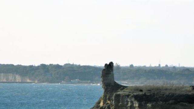Brindisi, sostanza non ancora identificata trovata in mare: due ragazzi intossicati.