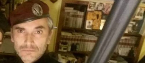 Giuseppe Montella: l'avvocato Emanuele Solari appare in una foto con fucile e manganello.