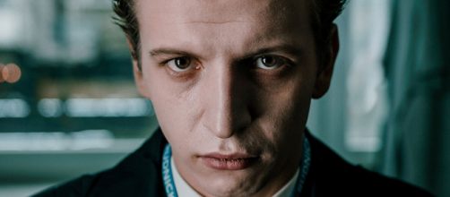 Maciej Musialowski interpreta o inescrupuloso Tomek no drama 'Rede de Ódio' da Netflix. (Reprodução/Netflix)