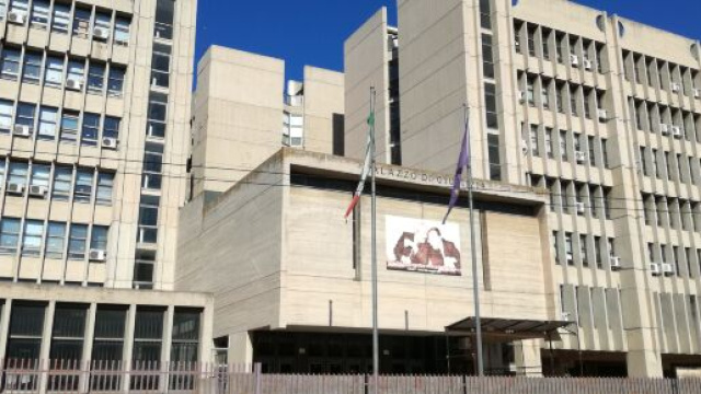 Lecce, costringe il figliastro sordomuto a rapporti intimi e pubblica video: arrestato.