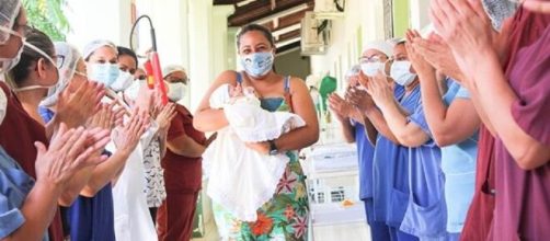 Maryane da Rocha Santos deixa o hospital com o filho recém-nascido nos braços. (Divulgação/Hospital Geral Dr. César Cals)