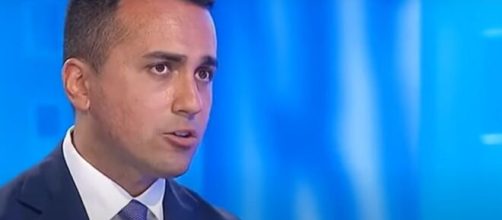 Migranti, Di Maio: 'Bisogna distruggere i barconi'.