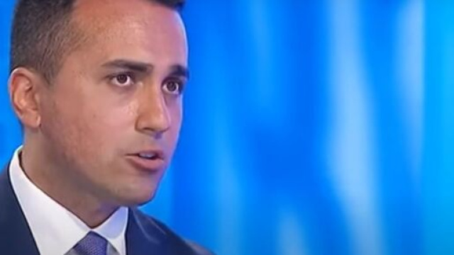 Migranti, Di Maio: 'Bisogna distruggere i barconi'.