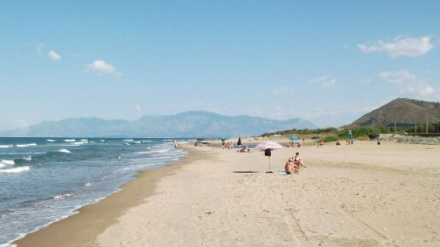 Perde la vita sulla spiaggia di Mondragone per infarto (foto repertorio)
