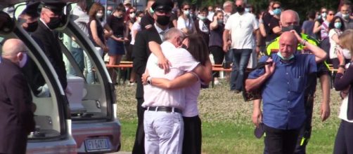 Elena e Diego, l'ultimo saluto di mamma Daniela ai funerali.