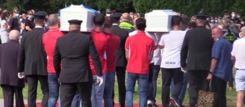 Gemelli uccisi: i funerali si sono svolti stamattina nel campo sportivo di Gessate alla presenza di 1200 persone.