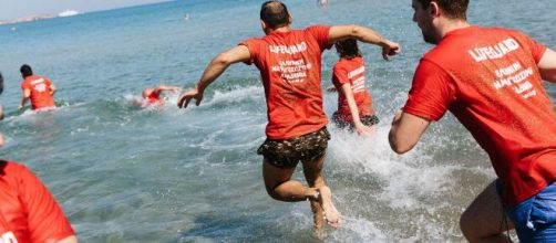 Pescara, 76enne fa il bagno con la mascherina e rischia di annegare: salvato dai bagnini.