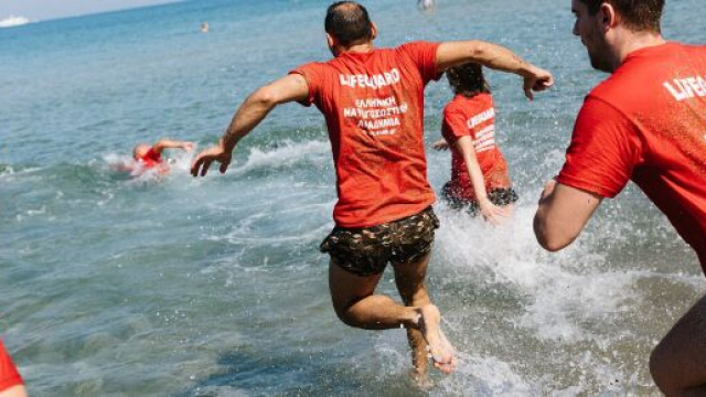 Pescara, 76enne fa il bagno con la mascherina e rischia di annegare: salvato dai bagnini.